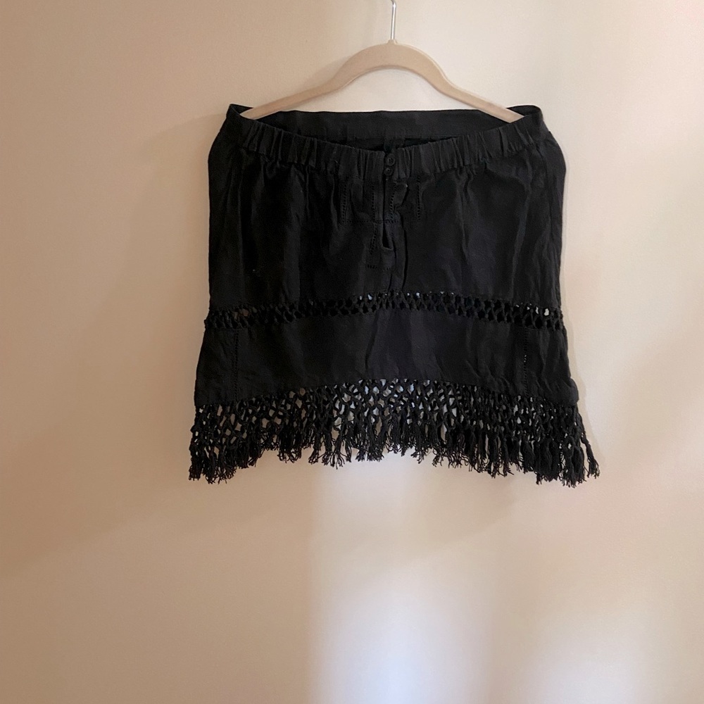 Strapless. Buttons on the back . Great for the beach.